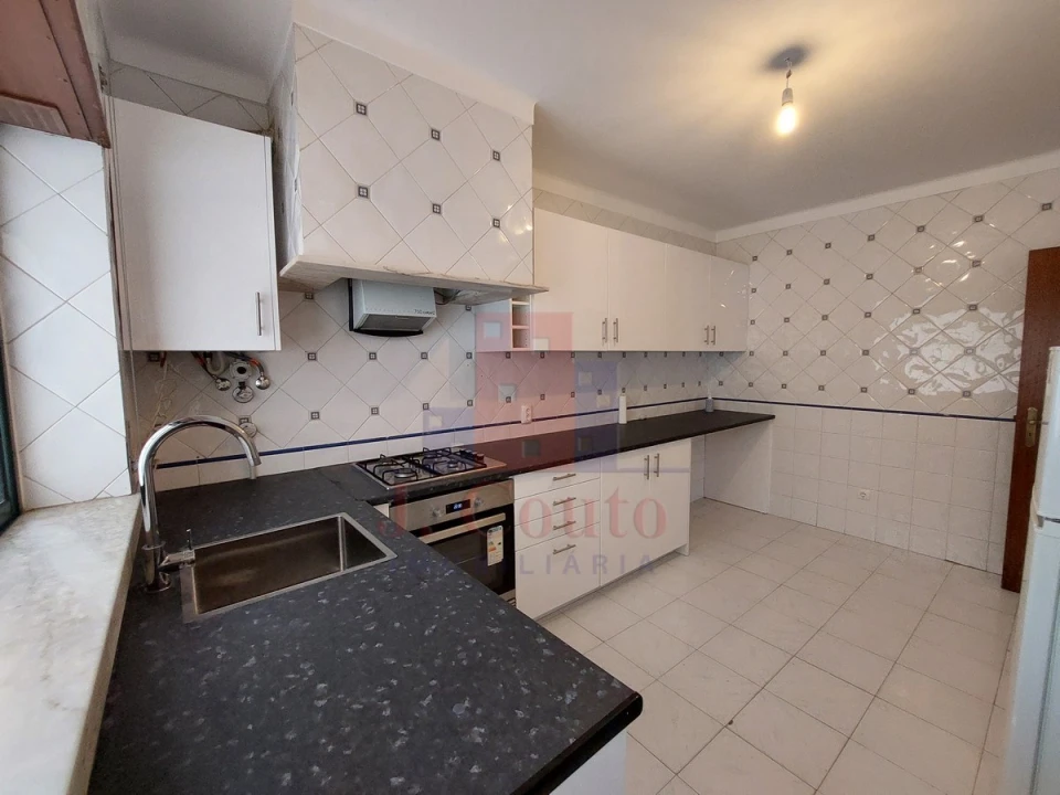 Apartamento T4 para Arrendamento em Nossa Senhora do Pópulo, Coto e São Gregório Foto 1