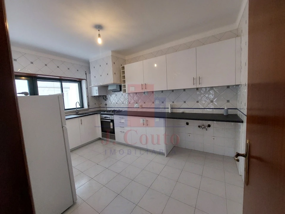 Apartamento T4 para Arrendamento em Nossa Senhora do Pópulo, Coto e São Gregório Foto 2