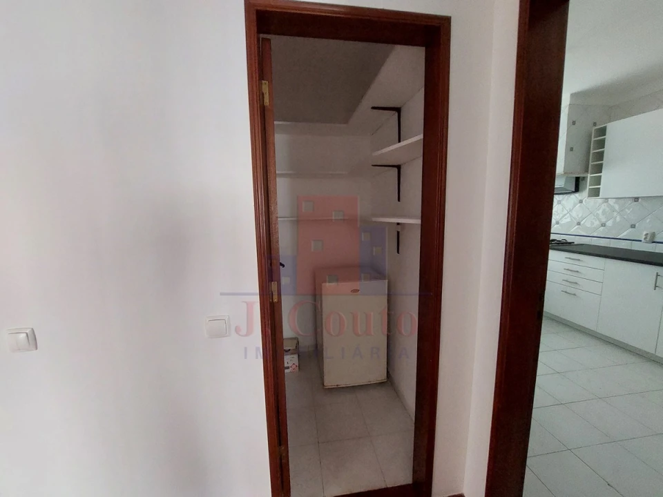 Apartamento T4 para Arrendamento em Nossa Senhora do Pópulo, Coto e São Gregório Foto 3