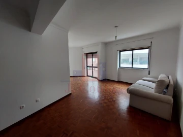 Apartamento T4 para Arrendamento em Nossa Senhora do Pópulo, Coto e São Gregório