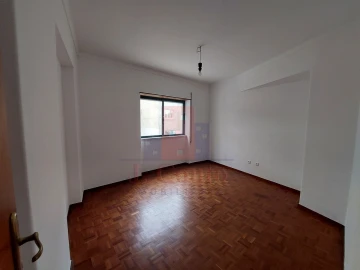 Apartamento T4 para Arrendamento em Nossa Senhora do Pópulo, Coto e São Gregório