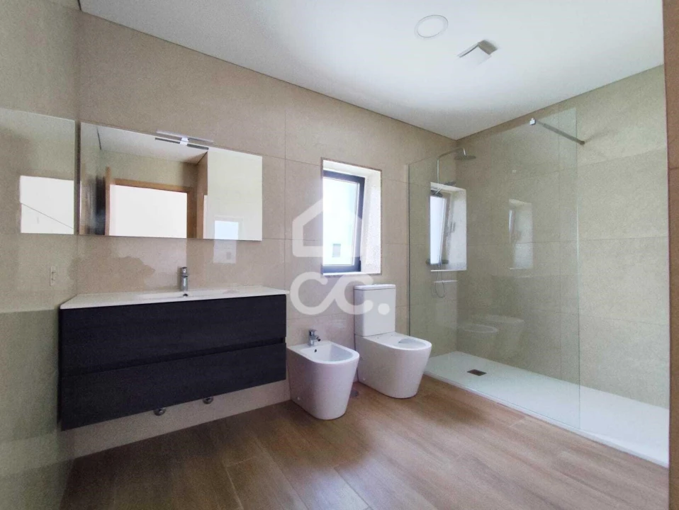 Moradia T3 para Venda em Oliveira (Santa Maria) Foto 32