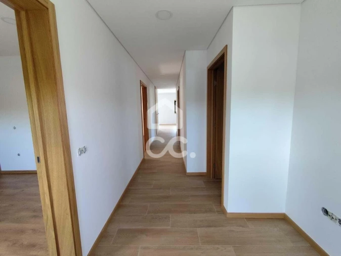 Moradia T3 para Venda em Oliveira (Santa Maria) Foto 18