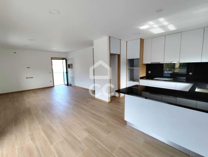 Moradia T3 para Venda em Oliveira (Santa Maria) Foto 9