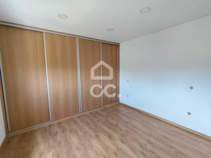 Moradia T3 para Venda em Oliveira (Santa Maria) Foto 26