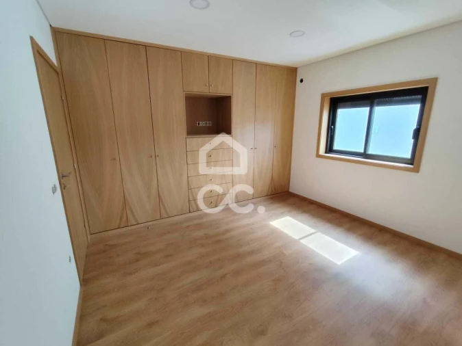 Moradia T3 para Venda em Oliveira (Santa Maria) Foto 24