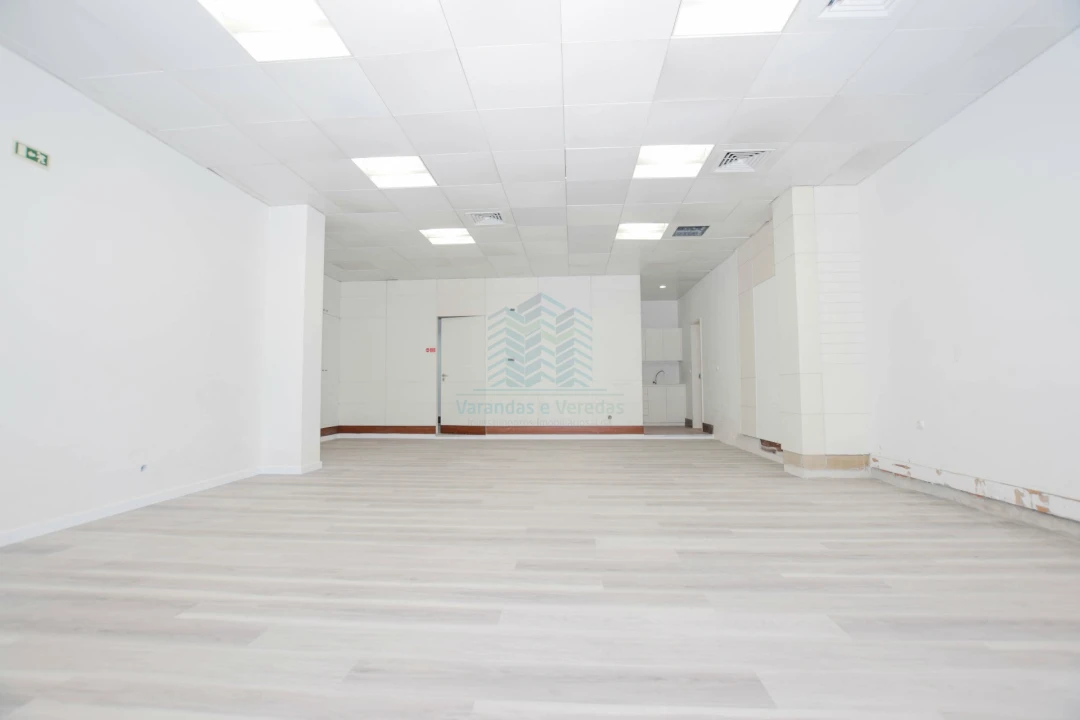 Loja para Arrendamento em Torres Novas (Santa Maria, Salvador e Santiago) Foto 2