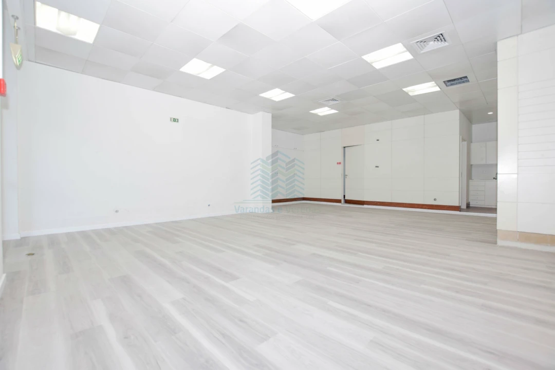 Loja para Arrendamento em Torres Novas (Santa Maria, Salvador e Santiago) Foto 3