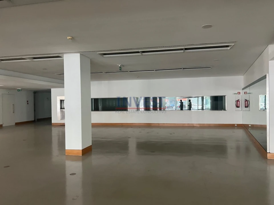 Loja para Arrendamento em Paranhos Foto 6