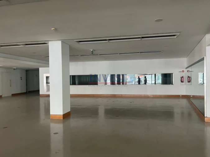 Loja para Arrendamento em Paranhos Foto 6