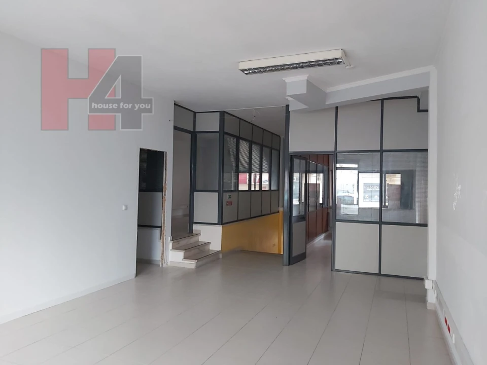 Loja para Venda em Sacavém e Prior Velho Foto 3