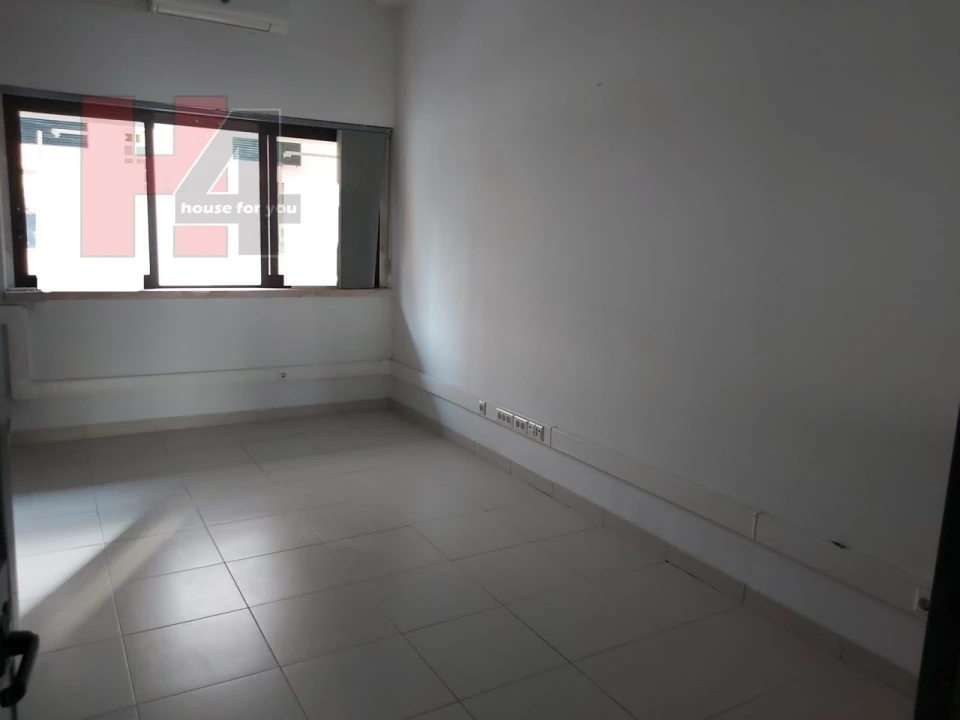 Loja para Venda em Sacavém e Prior Velho Foto 7