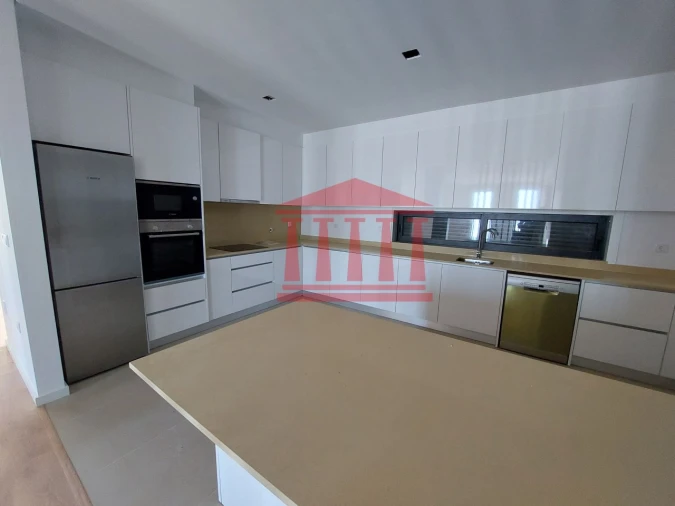 Moradia T4 para Venda em Alvelos Foto 6