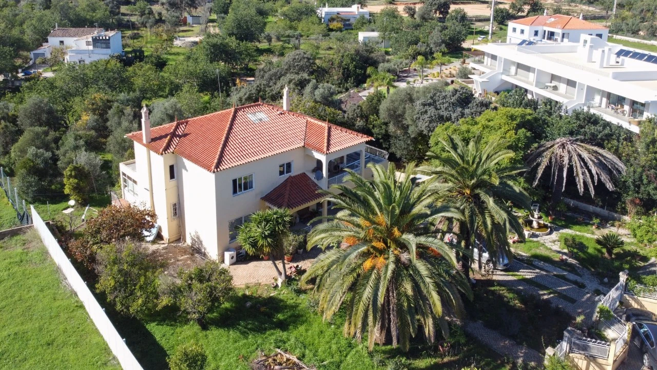Moradia T4 para Venda em Santa Barbara de Nexe Foto 3