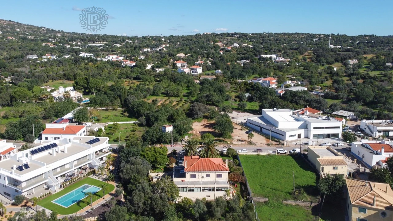Moradia T4 para Venda em Santa Barbara de Nexe Foto 13