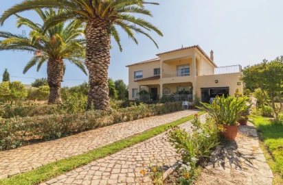 Moradia T4 para Venda em Santa Barbara de Nexe