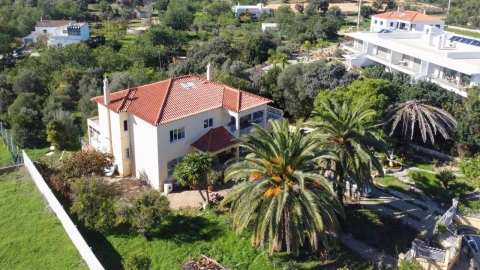 Moradia T4 para Venda em Santa Barbara de Nexe