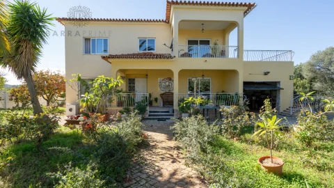 Moradia T4 para Venda em Santa Barbara de Nexe