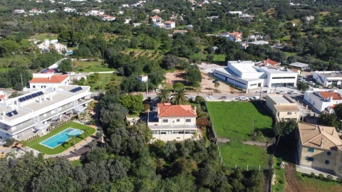 Moradia T4 para Venda em Santa Barbara de Nexe