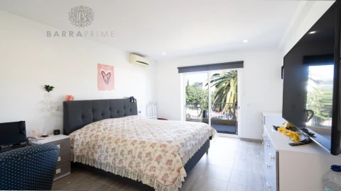 Moradia T4 para Venda em Santa Barbara de Nexe