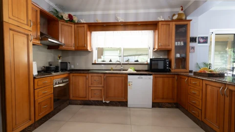 Moradia T4 para Venda em Santa Barbara de Nexe