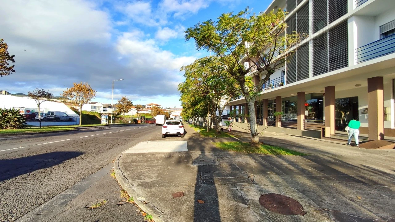 Armazém para Venda em Ponta Delgada (São José) Foto 3