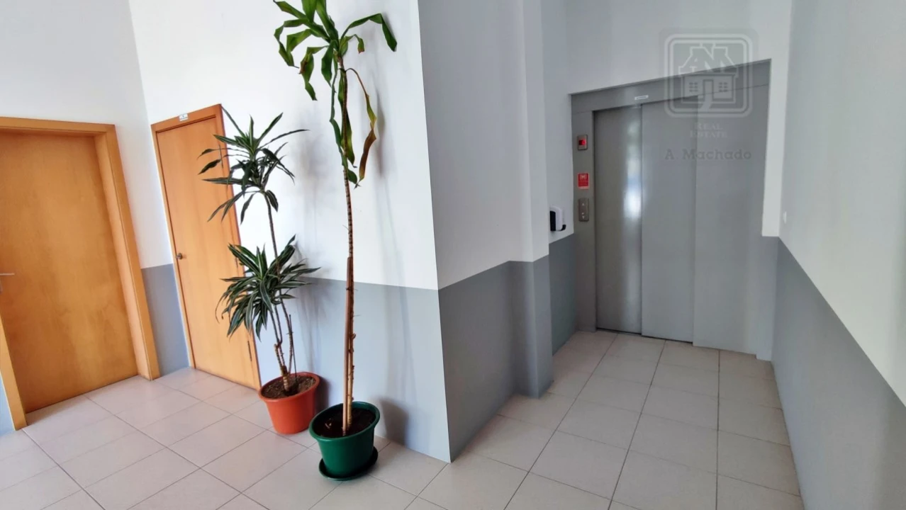 Armazém para Venda em Ponta Delgada (São José) Foto 5