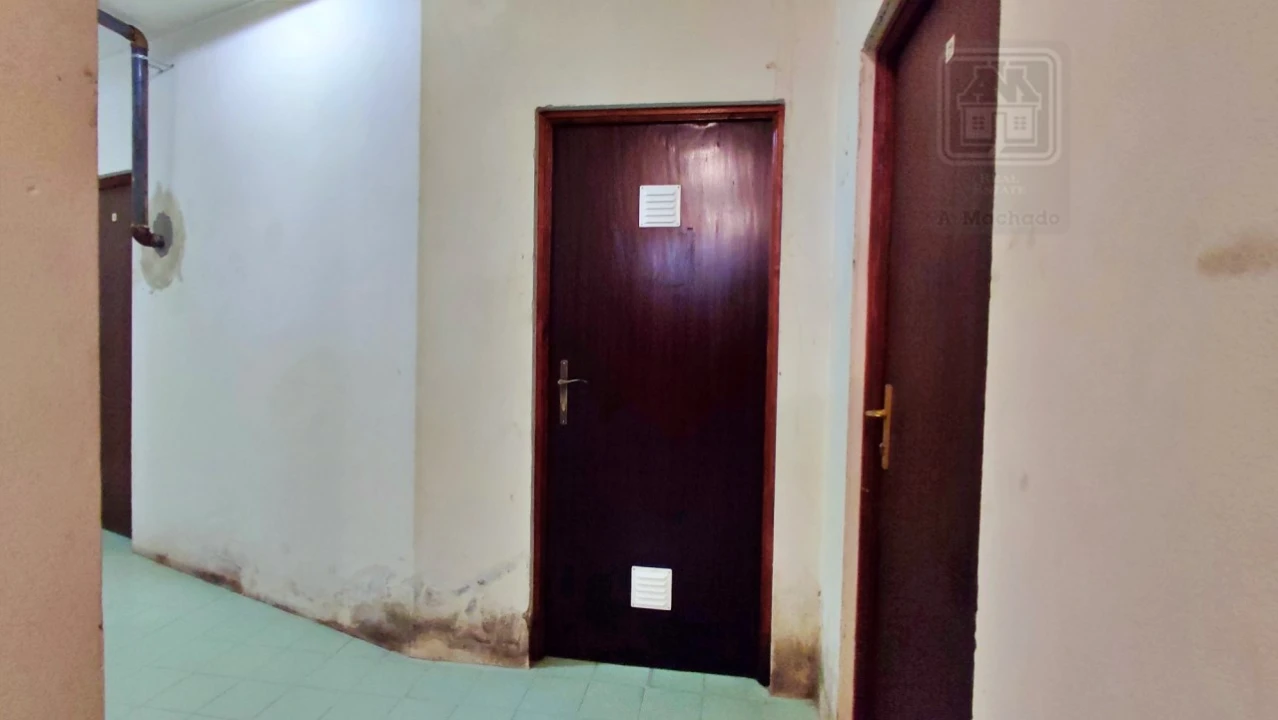 Armazém para Venda em Ponta Delgada (São José) Foto 7