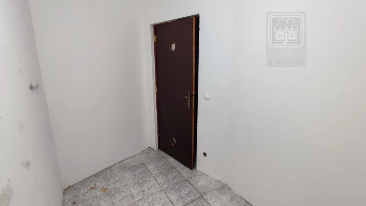 Armazém para Venda em Ponta Delgada (São José) Foto 11