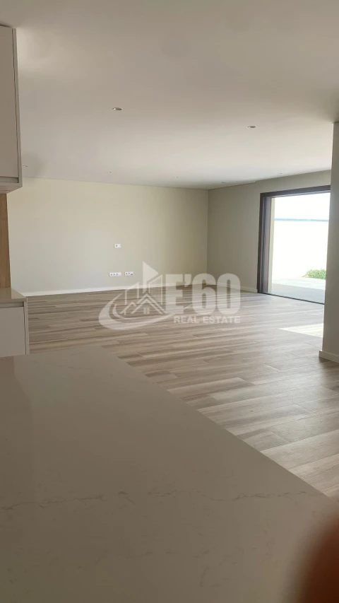 Moradia T4 para Venda em São Felix da Marinha