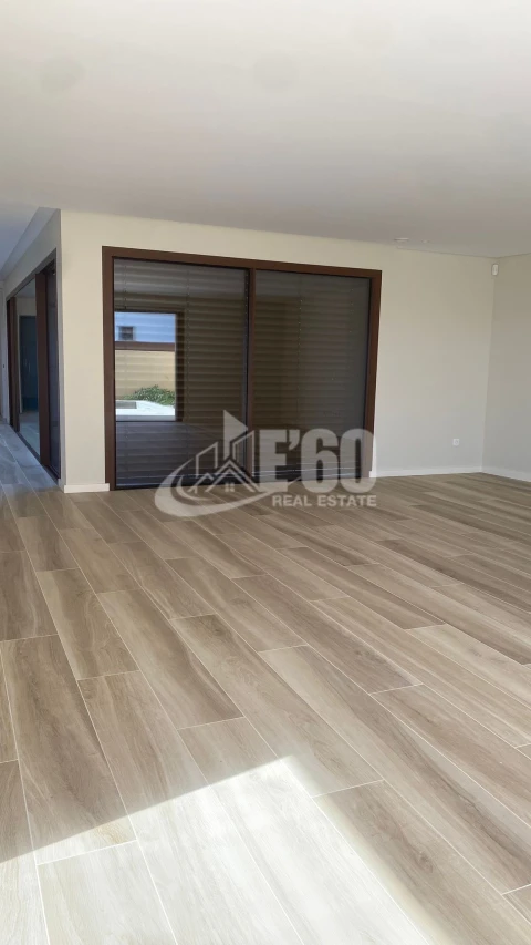 Moradia T4 para Venda em São Felix da Marinha