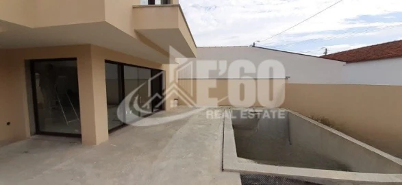 Moradia T4 para Venda em São Felix da Marinha