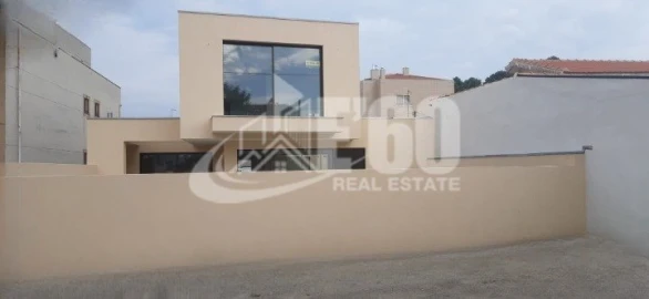 Moradia T4 para Venda em São Felix da Marinha