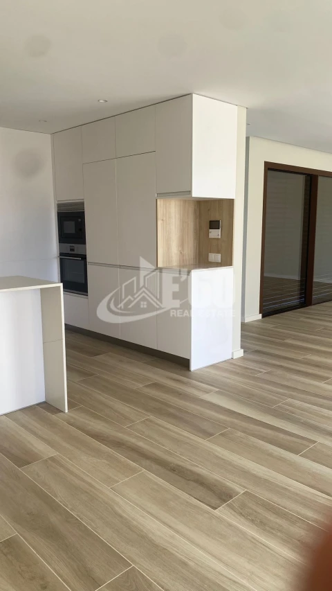 Moradia T4 para Venda em São Felix da Marinha