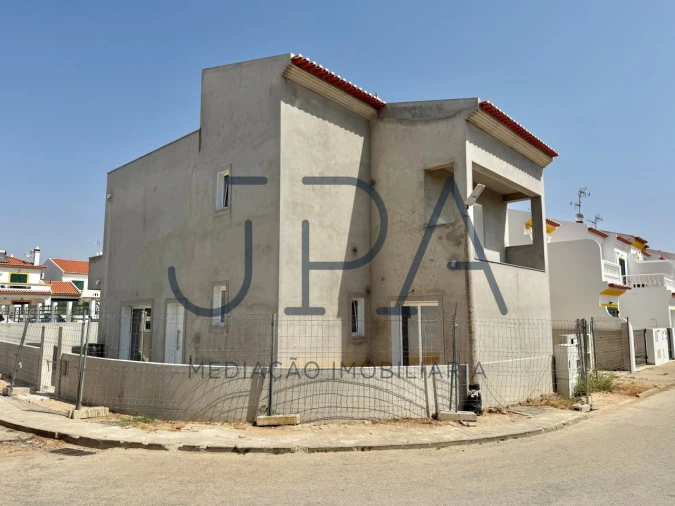 Moradia T4 para Venda em Altura Foto 1