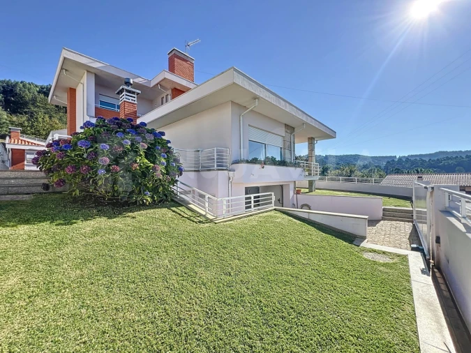 Moradia T4 para Venda em Loivo Foto 1