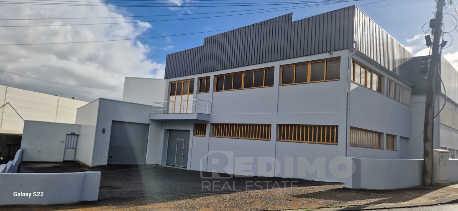 Armazém para Arrendamento em São João da Madeira Foto 1