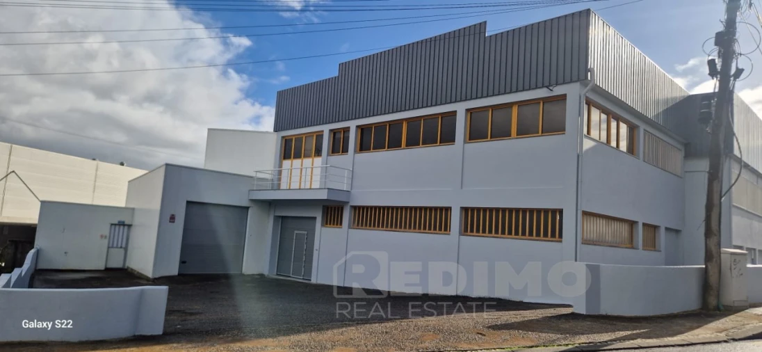 Armazém para Arrendamento em São João da Madeira Foto 1