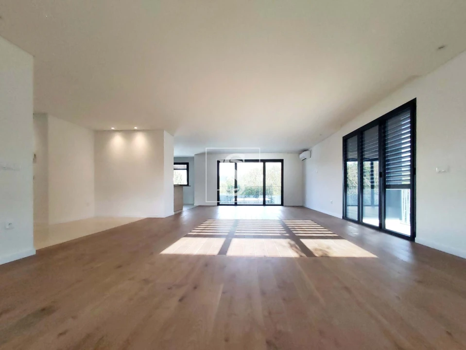 Moradia T4 para Venda em Oliveira, São Paio e São Sebastião Foto 8