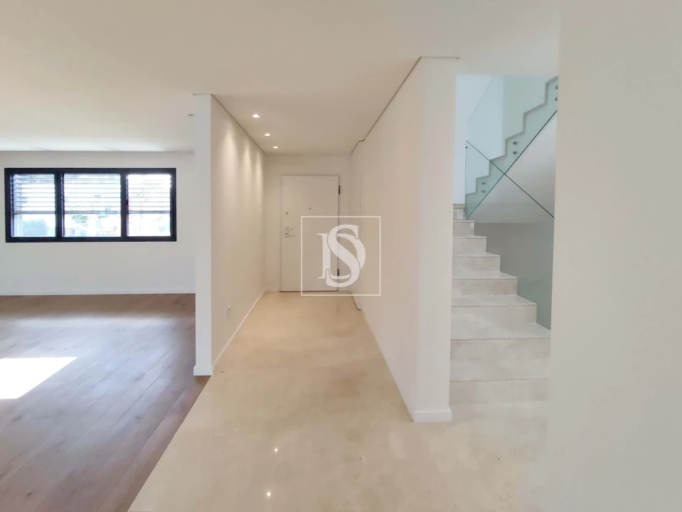 Moradia T4 para Venda em Oliveira, São Paio e São Sebastião Foto 4