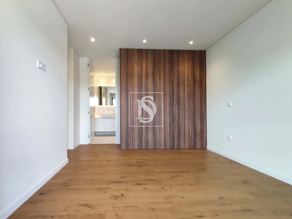 Moradia T4 para Venda em Oliveira, São Paio e São Sebastião Foto 12