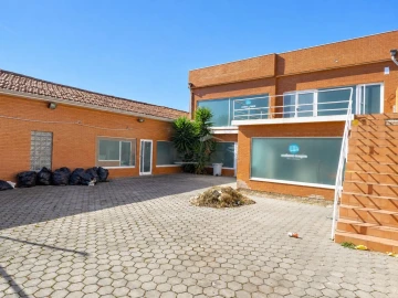 Loja para Arrendamento em Oliveira do Douro
