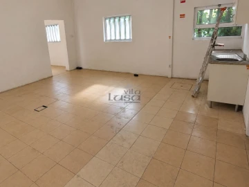 Loja para Arrendamento em Oliveira do Douro