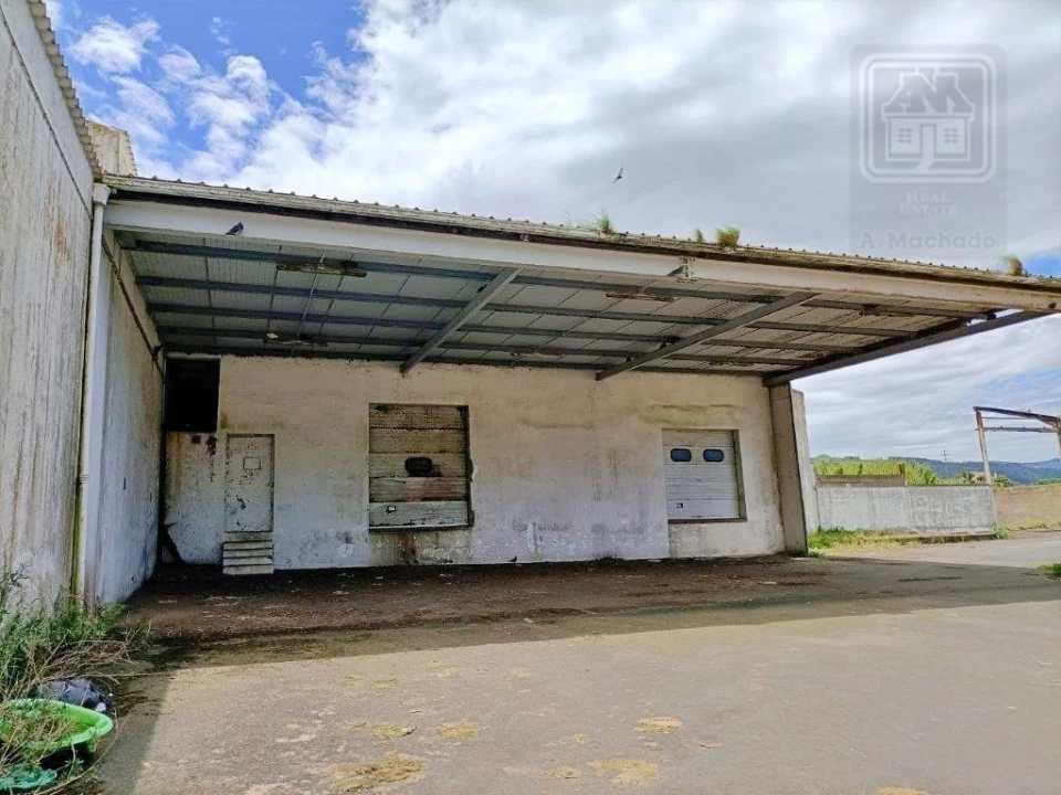 Armazém para Venda em Praia da Vitoria (Santa Cruz) Foto 7