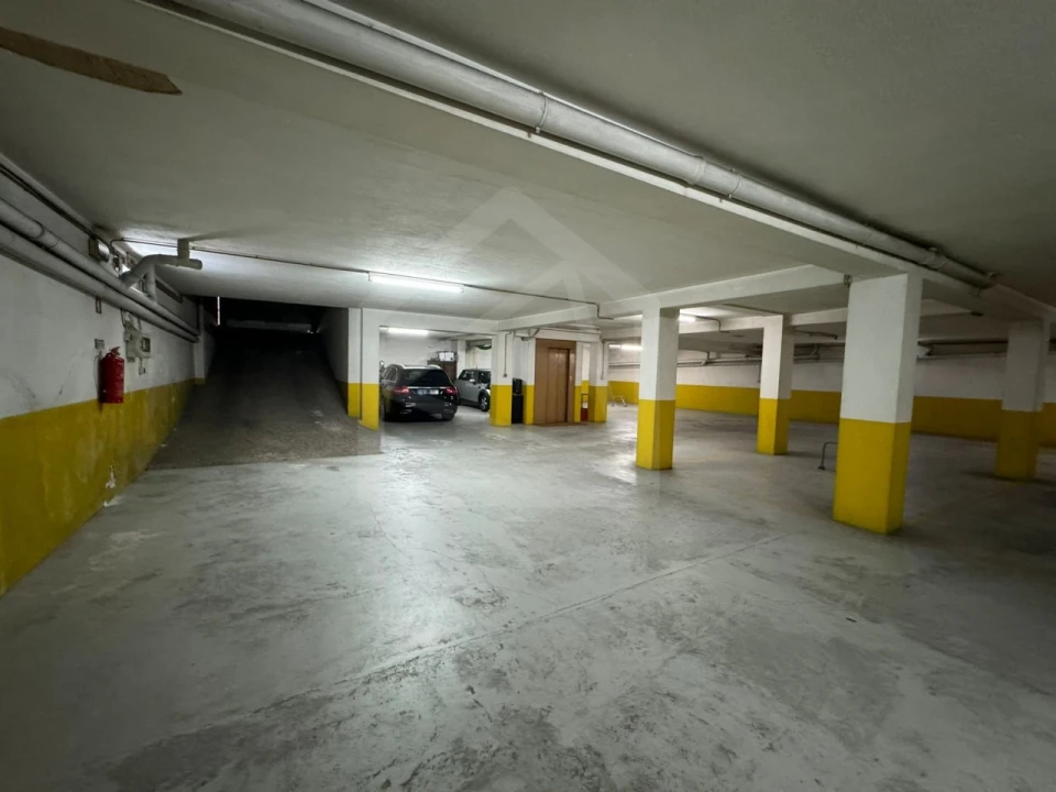 Garagem para Venda em São João da Madeira Foto 4