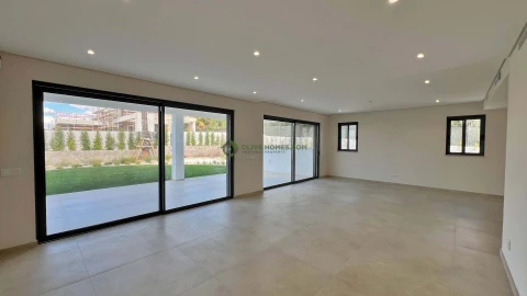 Moradia T5 para Venda em Quarteira