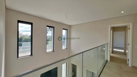 Moradia T5 para Venda em Quarteira