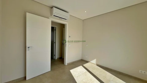 Moradia T5 para Venda em Quarteira