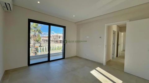 Moradia T5 para Venda em Quarteira
