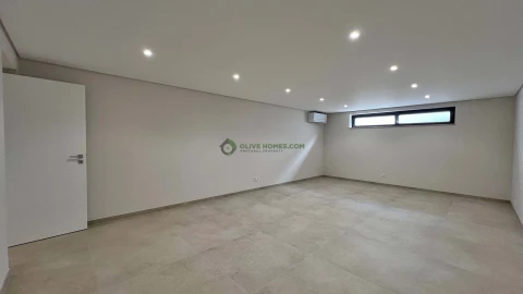 Moradia T5 para Venda em Quarteira